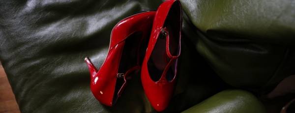 سعوديات يعبِّرن عن أنوثتهن بالأحذية ذات الكعب العالي.. على عكس الغربيات!