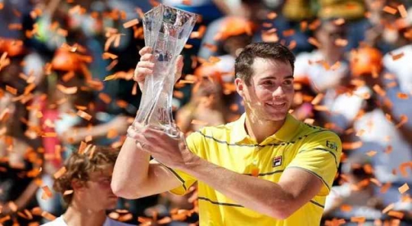 إيسنر يحرز لقب بطولة ميامي للتنس
