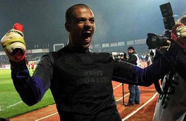 هكذا تصدى لاعبو كرة القدم لضربات جزاء بنجاح (شاهد)