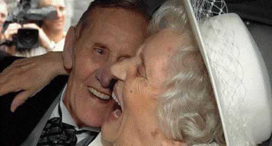 مسنان يقيمان زفافهما في ” سوبر ماركت “