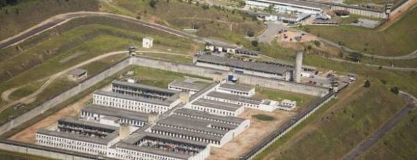 سجناء يمتلكون مفاتيح زنازينهم ويطبخون طعامهم...