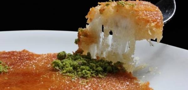 لهذا السبب يوزع تجار السيارات في المنطقة الحرة الكنافة