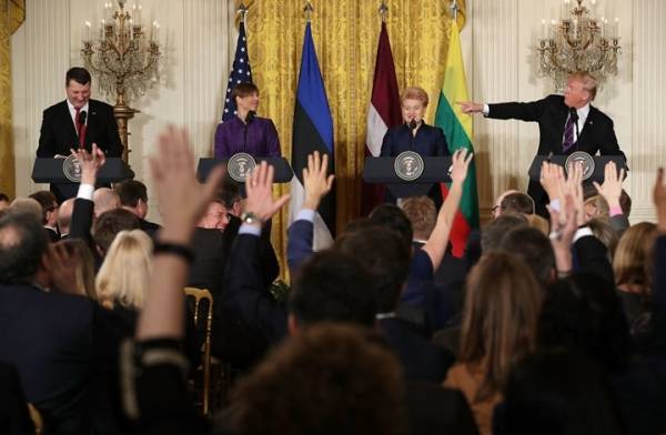 ترامب يصف صحفيي بلاده بـالكاذبين أمام زعماء 3 دول (شاهد)