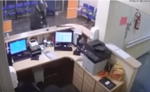 بالفيديو... رجل يشعل النار في مستشفى سبب تأخر حصول ابنه على الرعاية الطبية.