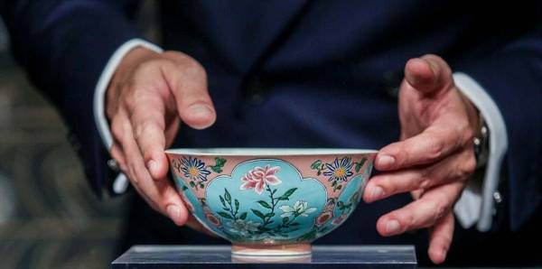 بالصور.. بيع وعاء نادر بمبلغ 30 مليون دولار في مزاد خلال خمس دقائق