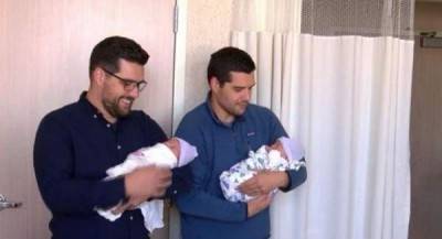 توأم يصبحان والدان في اليوم نفسه