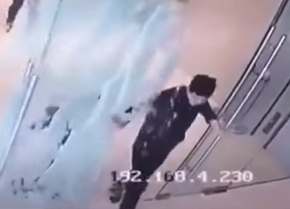 فيديو : صيني خارق يحطم زجاجًا بلمسة