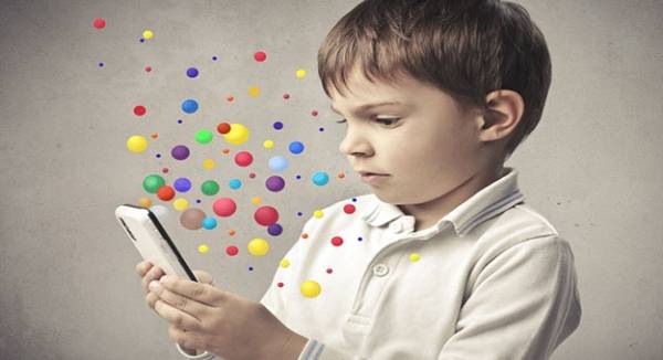 الجرائم الإلكترونية تحذر من مخاطر الهواتف الذكية على الأطفال