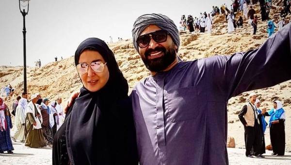 سمية الخشاب تتعرض لانتقادات واسعة بسبب سفرها من دون حجاب الى العمرة !‎