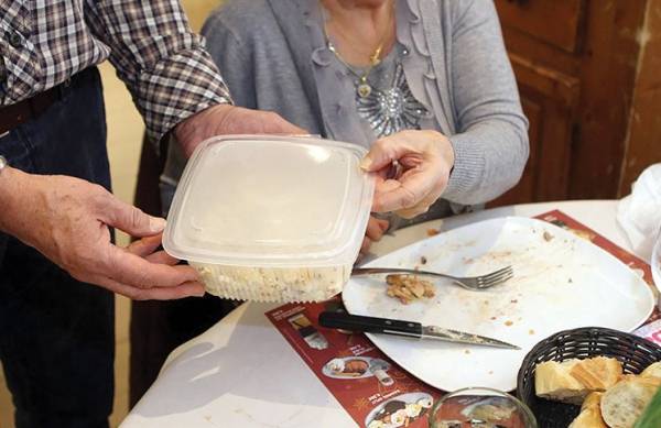 فرنسا تتجه إلى فرض مبدأ «كيس صغير» لمنع تبذير الطعام