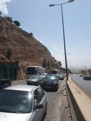 اصابة سيدة اثر انهيار صخري على طريق اربد عمان ...صور