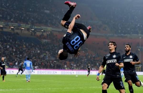 أجمل 10 أهداف بهلوانية في الموسم الحالي (فيديو)