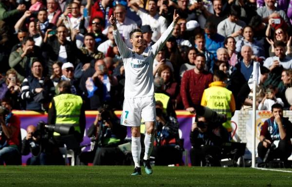 رونالدو يسجل في التعادل بقمة مدريد وبرشلونة يقترب من اللقب