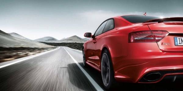 سائق متهور يجر شرطية مرور عالقة في النافذة لأميال (فيديو)