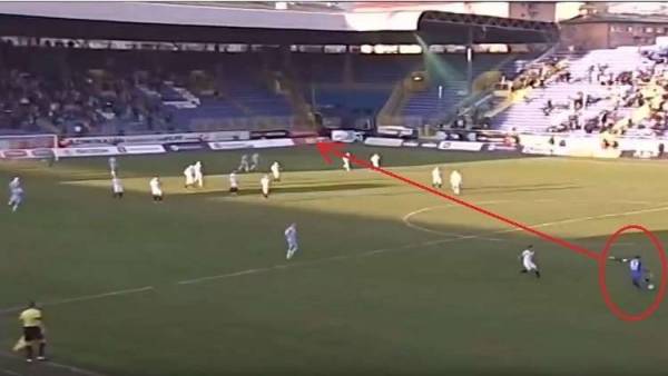 بالفيديو.. حارس ينقذ فريقه بهدف عابر للقارات في الوقت القاتل