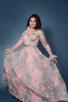 أحلام تلجأ الى “الفوتوشوب” من أجل تنحيف خصرها.. وتتعرض للإنتقادات