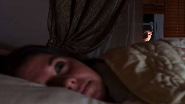 خطأ شائع يجعلنا نحلم بكوابيس مروعة أثناء النوم