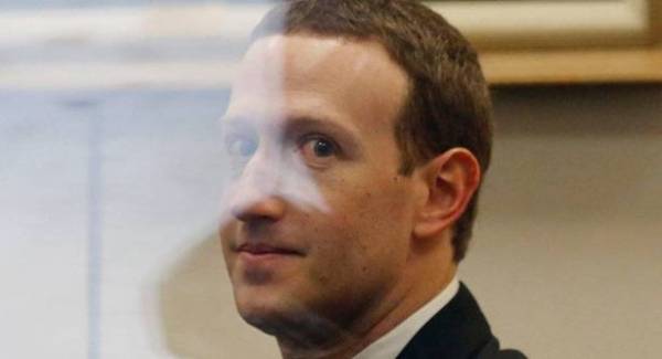 زوكربرغ يفجر مفاجأة في الكونغرس بشأن فضيحة فيسبوك