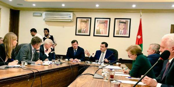 الحكومة تطلب من المانحين التحول الى الدعم طويل الأمد وتوفير منح إضافية للصحة