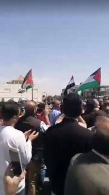 اردنيون يعتصمون امام السفارة الامريكية احتجاجا على العدوان الثلاثي