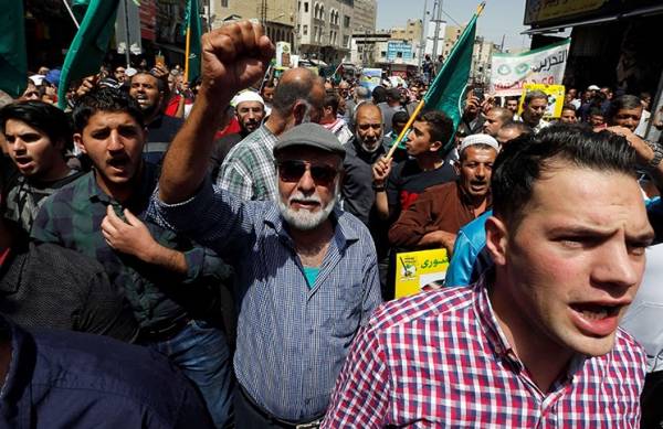 غياب الملقي يكشف الخلل في حكومة العكازتين