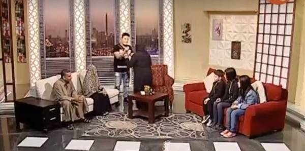 إحالة مذيع مصري للتحقيق بعدما تشاجر بالأيدي مع ضيفته على الهواء (فيديو)