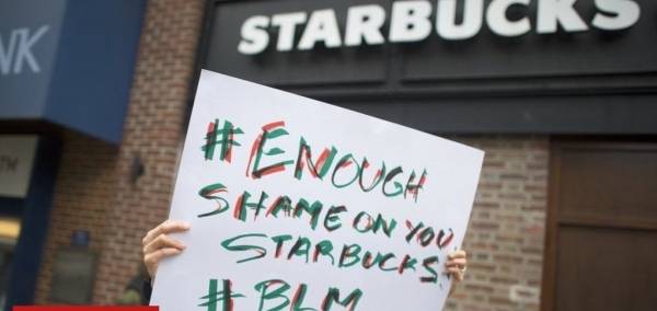 ستاربكس تفصل موظفا استدعى الشرطة لرجلين لم يشتريا شيئا