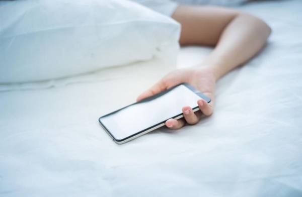 ما حقيقة تضرر الصحة من النوم  إلى جانب الهاتف الجوال