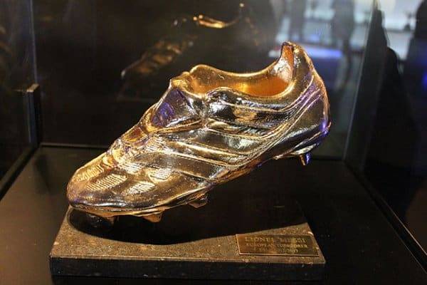 إنفوغرافيك ..الصراع يحتدم بين ميسي وصلاح على الحذاء الذهبي