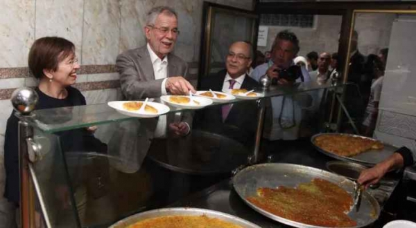 الرئيس النمساوي يزور الجامع الحسيني ويتجول في وسط عمان ..صور