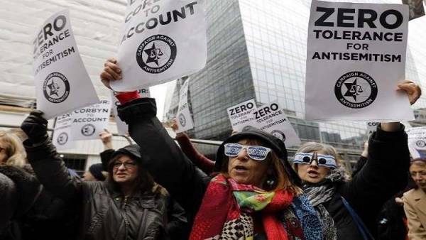 الحزب الحاكم في بريطانيا يتهم زعيم المعارضة بمعاداة السامية