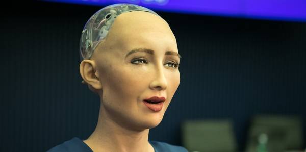 في أول حوار لها بقناة مصرية.. هذا ما قالته الروبوت صوفيا عن محمد صلاح (فيديو)