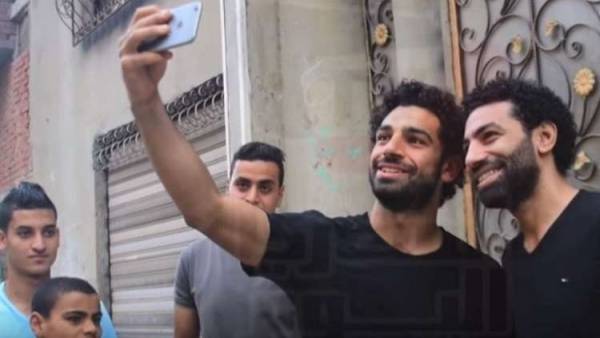 بالفيديو ..بعد ميسي محمد صلاح يلتقى شبيهه