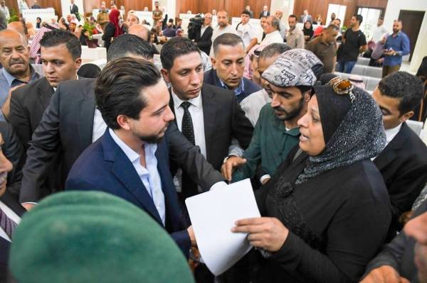 الامير الحسين يزور خدمة الجمهور في الديوان الملكي ..صور