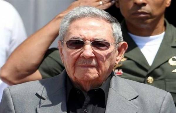 راوول كاسترو يتخلى عن الرئاسة في لحظة تاريخية