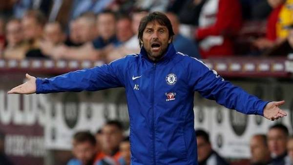 زوجة مدرب تشيلسي تقطع المؤتمر الصحفي لزوجها وتطالبه بإحضار الحليب (فيديو)