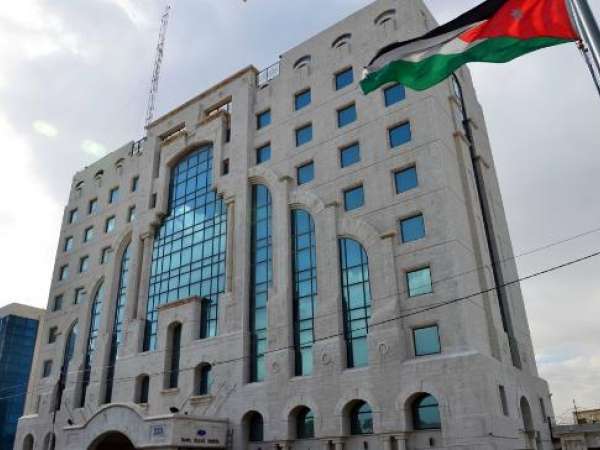 فندق الدانا بلازا: الموظفون ملتزمون بدوامهم وهناك تأخر لراتب شهر آذار.. وأبو مرجوب يوضح
