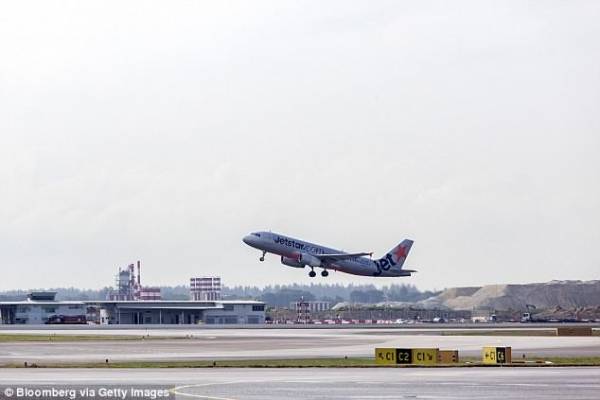 فتى يخدع موظفي المطار… شاهد في أية دولة عثرت عليه الأم !!