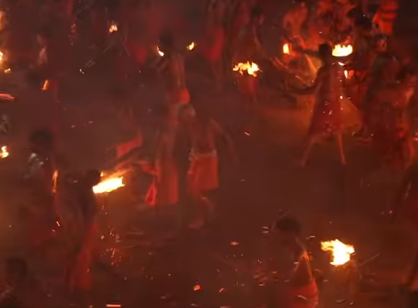 بالفيديو.. من غرائب الشعوب.. هنود يتراشقون بالنيران لتهدئة الآلهة دورغا