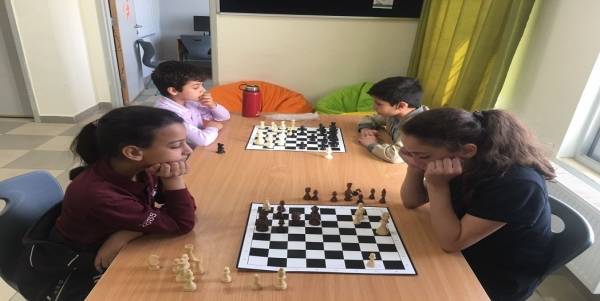 طالبات مدارس النظم الحديثة تحقق المركزين الأول والثاني في الشطرنج