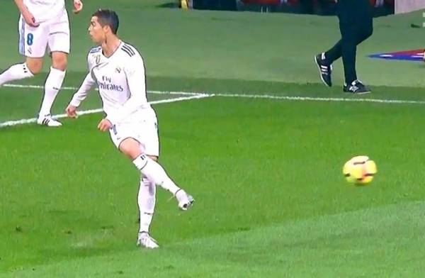 شاهد 30 تمريرة رائعة في كرة القدم (شاهد)