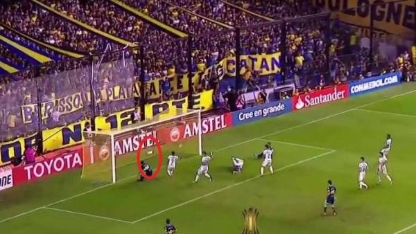 لاعب أرجنتيني يهدر هدفا محققا بغرابة! (فيديو)