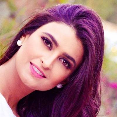 علا الفارس تثير ضجة على مواقع التواصل بعدما ظهرت محمولة بين شابين!