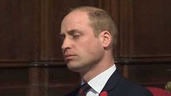 الأمير ويليام يغط في النوم أثناء مراسم رسمية