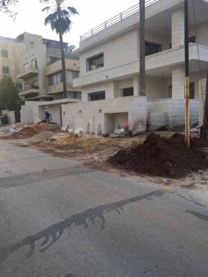 مقاول يغلق شارع بالبناء.. والامانة تفند وتوضح