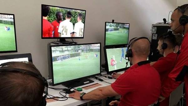 الفيفا يكشف قائمة حكام الفيديو في مونديال روسيا