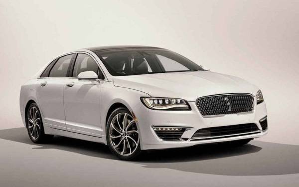 وزارة التجارة تستدعي 8000 سيارة لفورد ولينكولن لعطل بالمقود