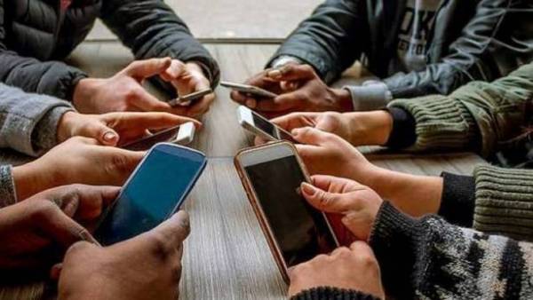 لهذا.. الاستخدام المفرط للموبايل يؤذي المخ كالمخدرات!