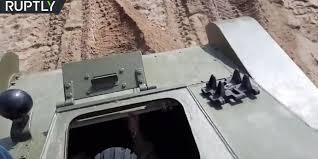 نجاة شاب بأعجوبة من جنزير دبابة سقط أمامها