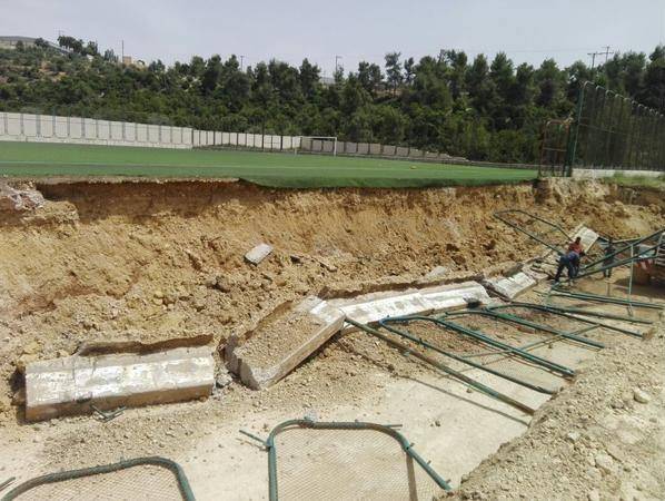 بالصور ..انهيار جزء من جدار ملعب المجمع الرياضي في عجلون